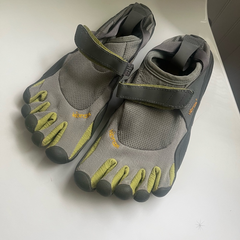 Vibrams Five fingers shoes , size women’s EU 37, Gray